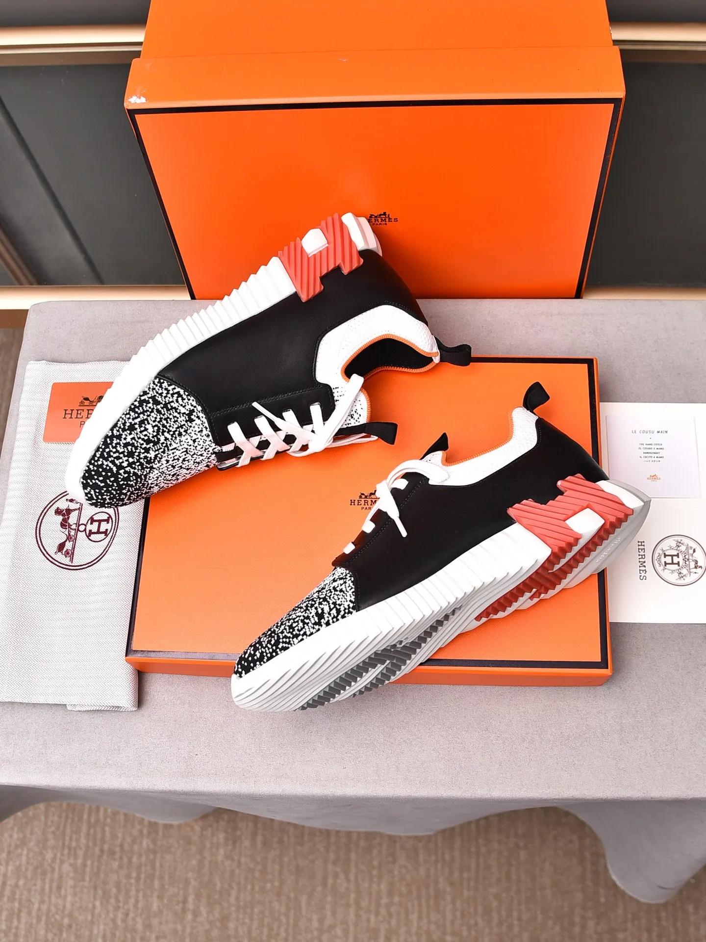 Factory price PP600 [Hermes] fe new arrival~ New Bouncing sneakers are the most comfortable shoes from Hermès, no one else⃣️. They are very light on the feet and look great. You won’t feel tired even when you go shopping and running around. 👍 Very light and comfortable, very light, suitable for both sports and leisure, and feel great when you step on them! It’s up to you to choose, there’s always what you want~ ✔️Fabric: Imported first-layer cowhide + high-elastic fly weave ✔️Inner lining: Imported water-dyed cow lining ✔️Outsole: Seamless combination of IP+TPU (multi-color letters) German technology irradiation machine ✔️Code number: Male 38-44 (45 customized)